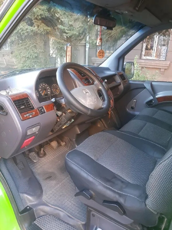 Продам mercedes vito 1998г 2,3д без турбины на полном ходу, по документам 7+1 пасажир с переоформление двигатель после ремонта, по кузову есть коррозия 520тыс. р т +79495226280 📲 tg: александр 📞 звоните: +7(949)5226280 - фотография - 4