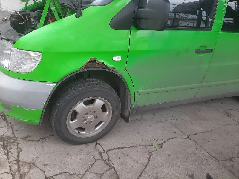 Продам mercedes vito 1998г 2,3д без турбины на полном ходу, по документам 7+1 пасажир с переоформление двигатель после ремонта, по кузову есть коррозия 520тыс. р т +79495226280 📲 tg: александр 📞 звоните: +7(949)5226280 - фотография - 7