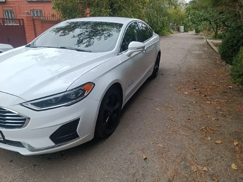 Ford fusion гибрид 2019 года, бесключевой доступ, адаптивный круиз контроль, датчики столкновения, света, дождя, подогрев сидений, лобового и зеркал, удержание в полосе, русифицированная мультимедиа с навигацией, автозапуск, пробег 100000 км. мариуполь цена 1800000 торг. +79495508812 александр 📲 tg: alexx 📞 звоните: +7(949)5508812 - фотография - 2