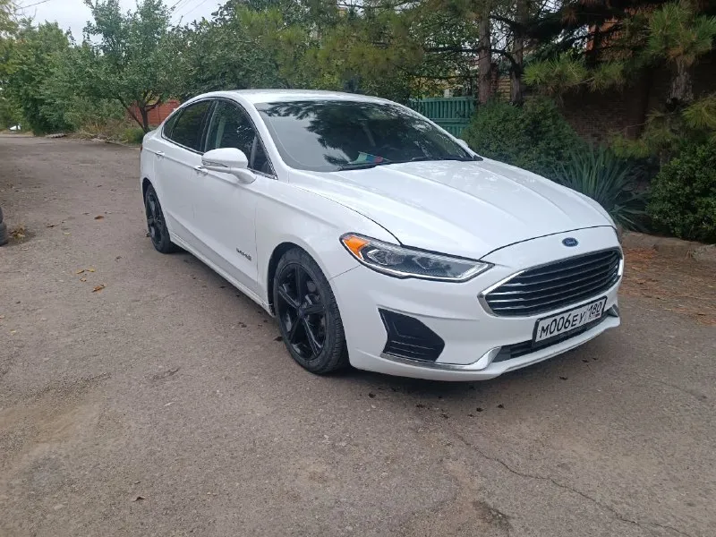 Ford fusion гибрид 2019 года, бесключевой доступ, адаптивный круиз контроль, датчики столкновения, света, дождя, подогрев сидений, лобового и зеркал, удержание в полосе, русифицированная мультимедиа с навигацией, автозапуск, пробег 100000 км. мариуполь цена 1800000 торг. +79495508812 александр 📲 tg: alexx 📞 звоните: +7(949)5508812 - фотография - 3