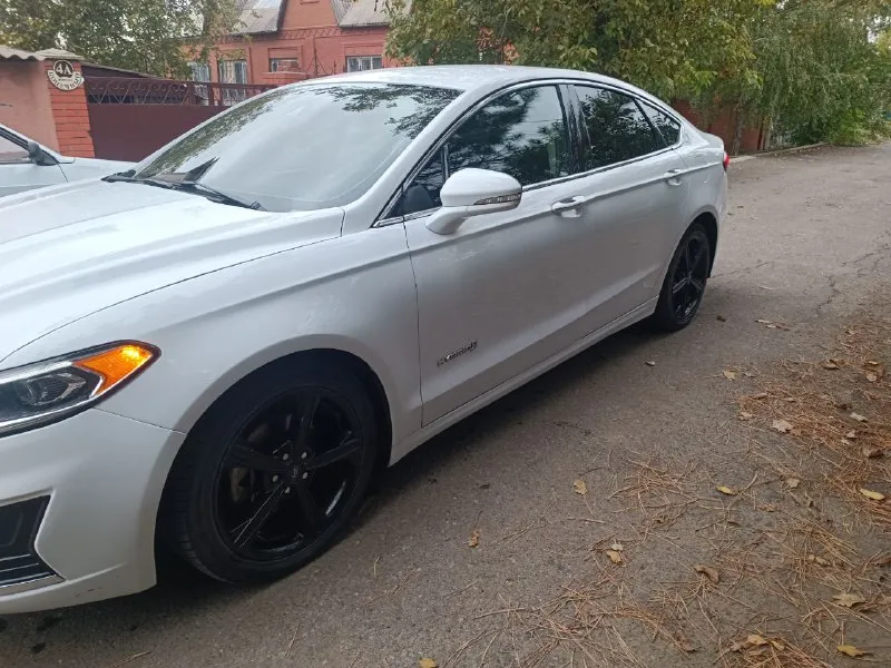 Ford fusion гибрид 2019 года, бесключевой доступ, адаптивный круиз контроль, датчики столкновения, света, дождя, подогрев сидений, лобового и зеркал, удержание в полосе, русифицированная мультимедиа с навигацией, автозапуск, пробег 100000 км. мариуполь цена 1800000 торг. +79495508812 александр 📲 tg: alexx 📞 звоните: +7(949)5508812 - фотография - 4
