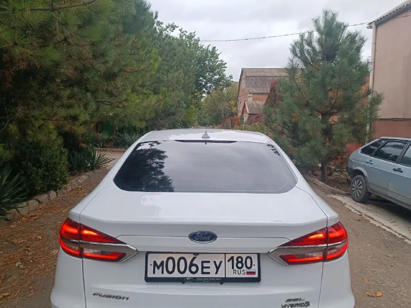 Ford fusion гибрид 2019 года, бесключевой доступ, адаптивный круиз контроль, датчики столкновения, света, дождя, подогрев сидений, лобового и зеркал, удержание в полосе, русифицированная мультимедиа с навигацией, автозапуск, пробег 100000 км. мариуполь цена 1800000 торг. +79495508812 александр 📲 tg: alexx 📞 звоните: +7(949)5508812 - фотография - 5
