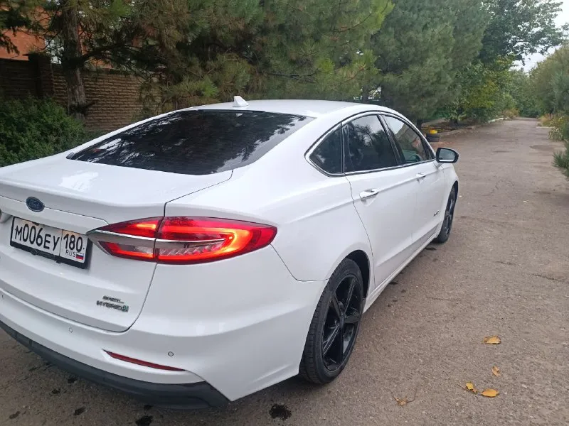 Ford fusion гибрид 2019 года, бесключевой доступ, адаптивный круиз контроль, датчики столкновения, света, дождя, подогрев сидений, лобового и зеркал, удержание в полосе, русифицированная мультимедиа с навигацией, автозапуск, пробег 100000 км. мариуполь цена 1800000 торг. +79495508812 александр 📲 tg: alexx 📞 звоните: +7(949)5508812 - фотография - 6