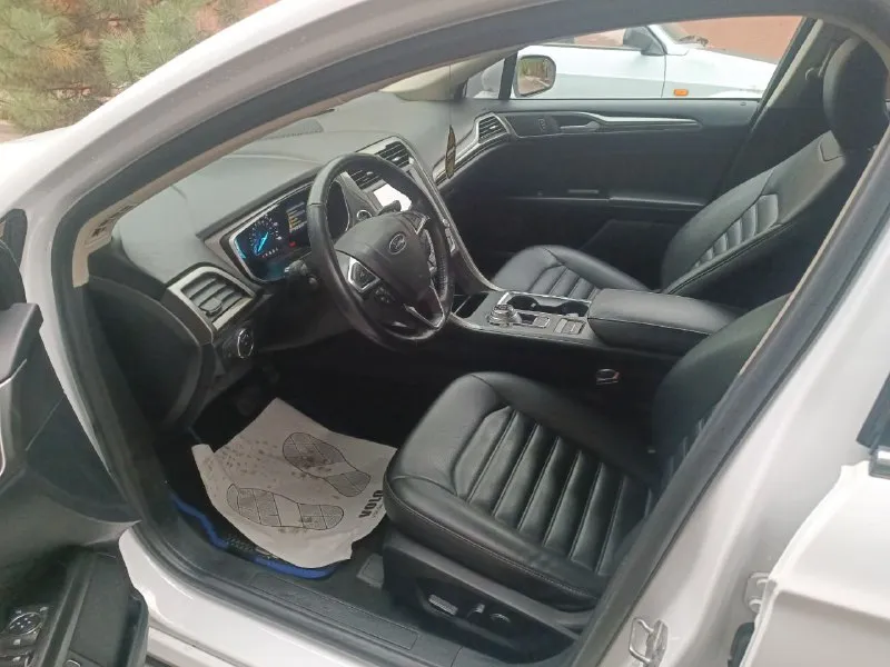 Ford fusion гибрид 2019 года, бесключевой доступ, адаптивный круиз контроль, датчики столкновения, света, дождя, подогрев сидений, лобового и зеркал, удержание в полосе, русифицированная мультимедиа с навигацией, автозапуск, пробег 100000 км. мариуполь цена 1800000 торг. +79495508812 александр 📲 tg: alexx 📞 звоните: +7(949)5508812 - фотография - 7