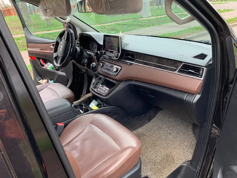 Продам hyundai starex 2018 г. двигатель: 2.5 дизель 173 л. с. цена: 3.900.000 пробег:110.000 я 2 владелец ﻿полный привод ﻿коробка простой автомат. ﻿подогревы сидений ﻿﻿кондиционер ﻿﻿мультируль, круиз-контроль. ﻿﻿камера заднего вида с меняющимися полосами движения по траектории поворота руля, задние парктроники. ﻿﻿бесключевой доступ ﻿центральный замок, сигнализация, подушки безопасности (airbag), abs, esp, ﻿акустика, aux, bluetooth, usb, ﻿датчик света и датчик дождя, ﻿оптика линзованная, автомобиль очень комфортный, мягкий. торг уместен, ﻿﻿звоните: +79497141311 - фотография - 10