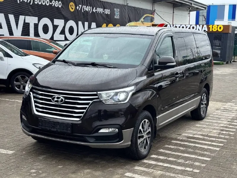 Продам hyundai starex 2018 г. двигатель: 2.5 дизель 173 л. с. цена: 3.900.000 пробег:110.000 я 2 владелец ﻿полный привод ﻿коробка простой автомат. ﻿подогревы сидений ﻿﻿кондиционер ﻿﻿мультируль, круиз-контроль. ﻿﻿камера заднего вида с меняющимися полосами движения по траектории поворота руля, задние парктроники. ﻿﻿бесключевой доступ ﻿центральный замок, сигнализация, подушки безопасности (airbag), abs, esp, ﻿акустика, aux, bluetooth, usb, ﻿датчик света и датчик дождя, ﻿оптика линзованная, автомобиль очень комфортный, мягкий. торг уместен, ﻿﻿звоните: +79497141311 - фотография - 2