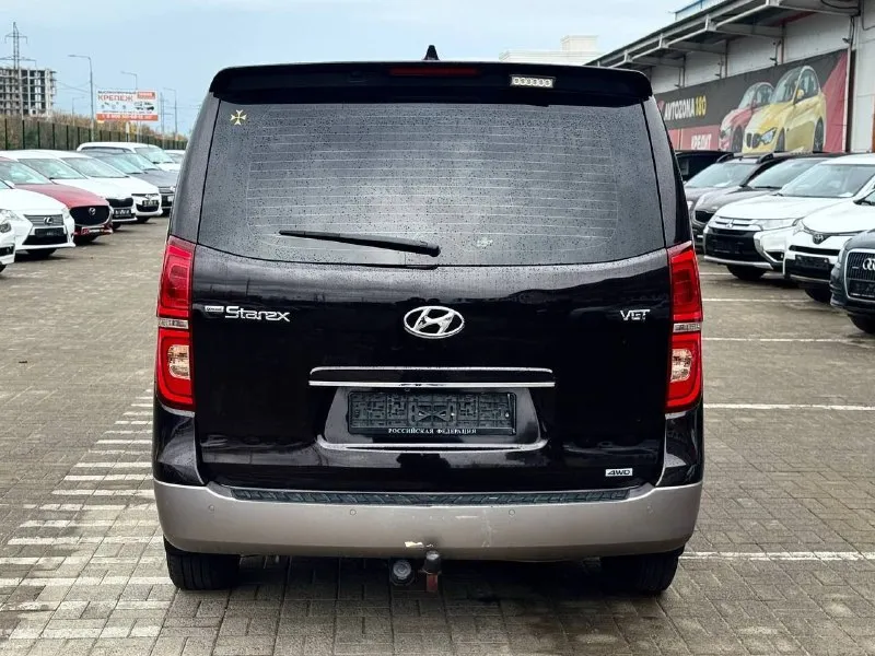 Продам hyundai starex 2018 г. двигатель: 2.5 дизель 173 л. с. цена: 3.900.000 пробег:110.000 я 2 владелец ﻿полный привод ﻿коробка простой автомат. ﻿подогревы сидений ﻿﻿кондиционер ﻿﻿мультируль, круиз-контроль. ﻿﻿камера заднего вида с меняющимися полосами движения по траектории поворота руля, задние парктроники. ﻿﻿бесключевой доступ ﻿центральный замок, сигнализация, подушки безопасности (airbag), abs, esp, ﻿акустика, aux, bluetooth, usb, ﻿датчик света и датчик дождя, ﻿оптика линзованная, автомобиль очень комфортный, мягкий. торг уместен, ﻿﻿звоните: +79497141311 - фотография - 5
