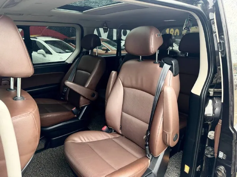 Продам hyundai starex 2018 г. двигатель: 2.5 дизель 173 л. с. цена: 3.900.000 пробег:110.000 я 2 владелец ﻿полный привод ﻿коробка простой автомат. ﻿подогревы сидений ﻿﻿кондиционер ﻿﻿мультируль, круиз-контроль. ﻿﻿камера заднего вида с меняющимися полосами движения по траектории поворота руля, задние парктроники. ﻿﻿бесключевой доступ ﻿центральный замок, сигнализация, подушки безопасности (airbag), abs, esp, ﻿акустика, aux, bluetooth, usb, ﻿датчик света и датчик дождя, ﻿оптика линзованная, автомобиль очень комфортный, мягкий. торг уместен, ﻿﻿звоните: +79497141311 - фотография - 8