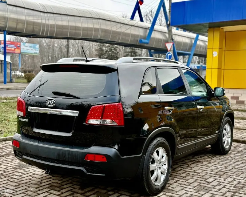 Kia sorento 2011 год эксп, 2.4 бензин 4wd, 178 тыс км пробег, автомобиль в отличном состоянии! без рыжиков и ржавчины, двигатель ходовая полный привод в безупречном состоянии! салон ухоженный! комплектация полный жир, есть все для комфортной езды! два комплекта ключей полный пакет документов любое оформление! срочно все вопросы по телефону звонить в любое время! цена из за срочности! 1 230 000 тыс руб, +7949-612-37-14 +7949-840-60-88 📞 звоните: +7(949)6123714 - фотография - 2