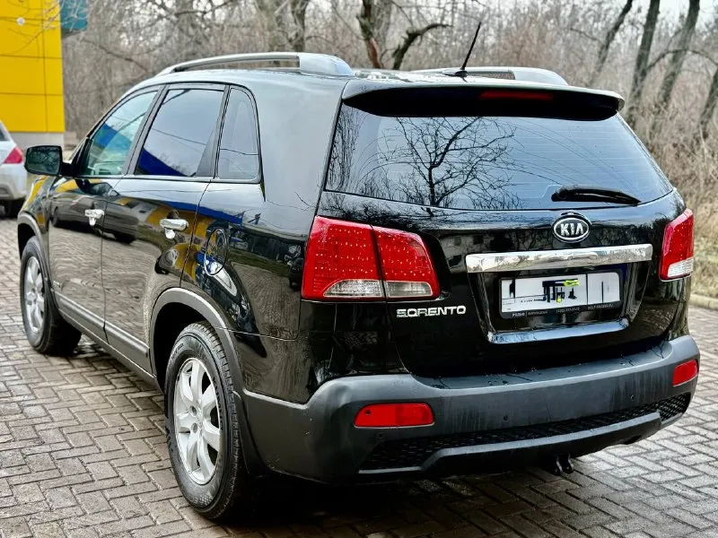 Kia sorento 2011 год эксп, 2.4 бензин 4wd, 178 тыс км пробег, автомобиль в отличном состоянии! без рыжиков и ржавчины, двигатель ходовая полный привод в безупречном состоянии! салон ухоженный! комплектация полный жир, есть все для комфортной езды! два комплекта ключей полный пакет документов любое оформление! срочно все вопросы по телефону звонить в любое время! цена из за срочности! 1 230 000 тыс руб, +7949-612-37-14 +7949-840-60-88 📞 звоните: +7(949)6123714 - фотография - 4