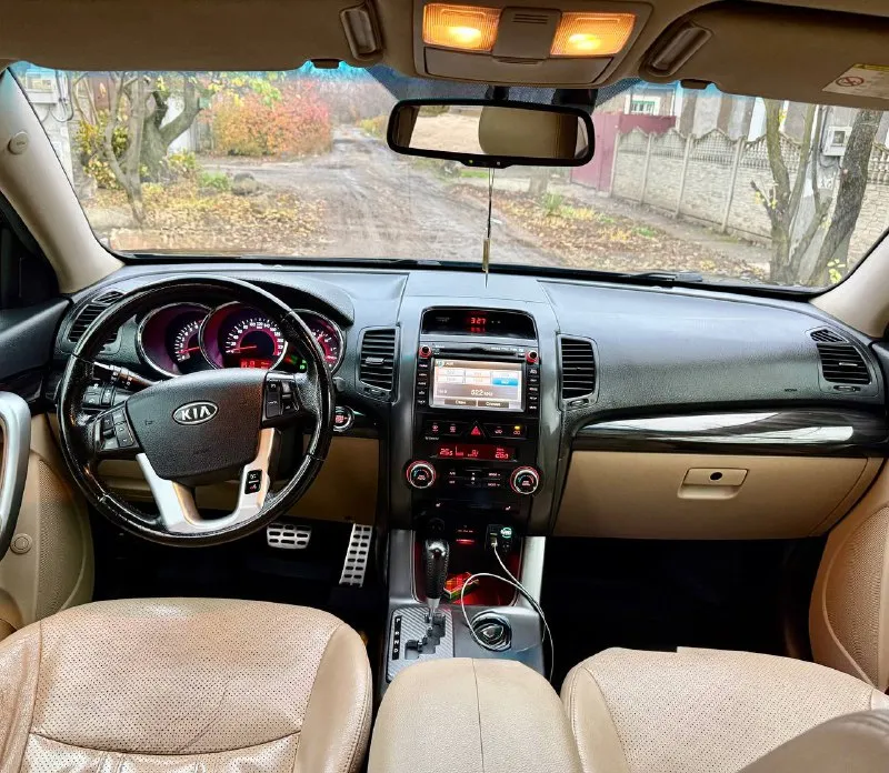 Kia sorento 2011 год эксп, 2.4 бензин 4wd, 178 тыс км пробег, автомобиль в отличном состоянии! без рыжиков и ржавчины, двигатель ходовая полный привод в безупречном состоянии! салон ухоженный! комплектация полный жир, есть все для комфортной езды! два комплекта ключей полный пакет документов любое оформление! срочно все вопросы по телефону звонить в любое время! цена из за срочности! 1 230 000 тыс руб, +7949-612-37-14 +7949-840-60-88 📞 звоните: +7(949)6123714 - фотография - 5