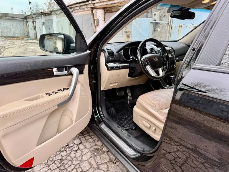 Kia sorento 2011 год эксп, 2.4 бензин 4wd, 178 тыс км пробег, автомобиль в отличном состоянии! без рыжиков и ржавчины, двигатель ходовая полный привод в безупречном состоянии! салон ухоженный! комплектация полный жир, есть все для комфортной езды! два комплекта ключей полный пакет документов любое оформление! срочно все вопросы по телефону звонить в любое время! цена из за срочности! 1 230 000 тыс руб, +7949-612-37-14 +7949-840-60-88 📞 звоните: +7(949)6123714 - фотография - 6