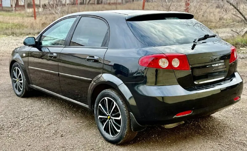 Chevrolet lacetti 2008 год эксп, 1.6 бензин механика, автомобиль в отличном состоянии! двигатель ходовая коробка в отличном состоянии! без дтп практически в родной краски! без гнили и ржавчины! салон чист ухоженный! два комплекта ключей и резины! полный пакет документов! срочно все вопросы по телефону звонить в. любое время! цена 445 000 тыс руб! +7949-617-56-33 +7949-126-69-16 📞 звоните: +7(949)6175633 - фотография - 4