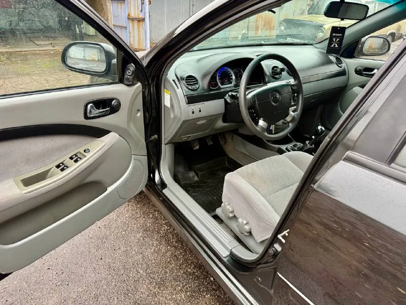 Chevrolet lacetti 2008 год эксп, 1.6 бензин механика, автомобиль в отличном состоянии! двигатель ходовая коробка в отличном состоянии! без дтп практически в родной краски! без гнили и ржавчины! салон чист ухоженный! два комплекта ключей и резины! полный пакет документов! срочно все вопросы по телефону звонить в. любое время! цена 445 000 тыс руб! +7949-617-56-33 +7949-126-69-16 📞 звоните: +7(949)6175633 - фотография - 5