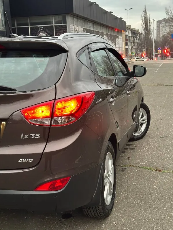 Город донецк - макеевка. цена - 1.285.000₽ телефон +7949-989-62-00 марка - hyundai ix35 год выпуска - 2013 коробка - автомат aisin 6ст самая надежная! привод - подключаемый 4wd рабочий! пробег - 219 тысяч км # - работает идеально без задиров! без каких либо звуков и шумов, как на холодную так и на горячую! коробка - автомат работает идеально, без пинков и рывков! автомобиль полностью обслужен! комплектации богатая - заводской большой монитор с навигацией и bluetooth. заводской самбуфер. полный электро пакет. авто свет. авто дождь. подогрев всех сидений. кожаный салон. кожаный мультруль. круиз контроль. заводские диски. авто запуск starline звоните в любое время, если не доступен звоните еще раз связь плохая! 📞 +7(949)9896200 📞 звоните: +7(949)9896200 - фотография - 6