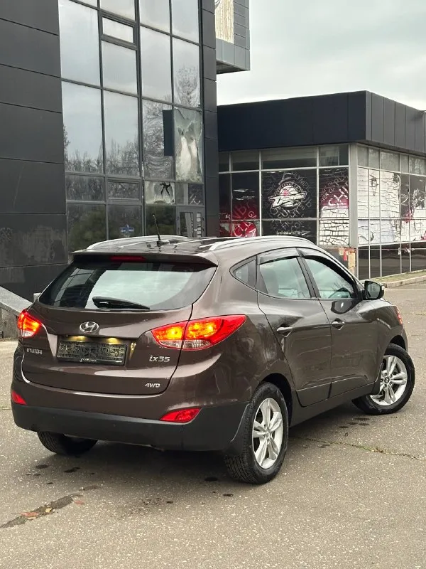Город донецк - макеевка. цена - 1.285.000₽ телефон +7949-989-62-00 марка - hyundai ix35 год выпуска - 2013 коробка - автомат aisin 6ст самая надежная! привод - подключаемый 4wd рабочий! пробег - 219 тысяч км # - работает идеально без задиров! без каких либо звуков и шумов, как на холодную так и на горячую! коробка - автомат работает идеально, без пинков и рывков! автомобиль полностью обслужен! комплектации богатая - заводской большой монитор с навигацией и bluetooth. заводской самбуфер. полный электро пакет. авто свет. авто дождь. подогрев всех сидений. кожаный салон. кожаный мультруль. круиз контроль. заводские диски. авто запуск starline звоните в любое время, если не доступен звоните еще раз связь плохая! 📞 +7(949)9896200 📞 звоните: +7(949)9896200 - фотография - 7