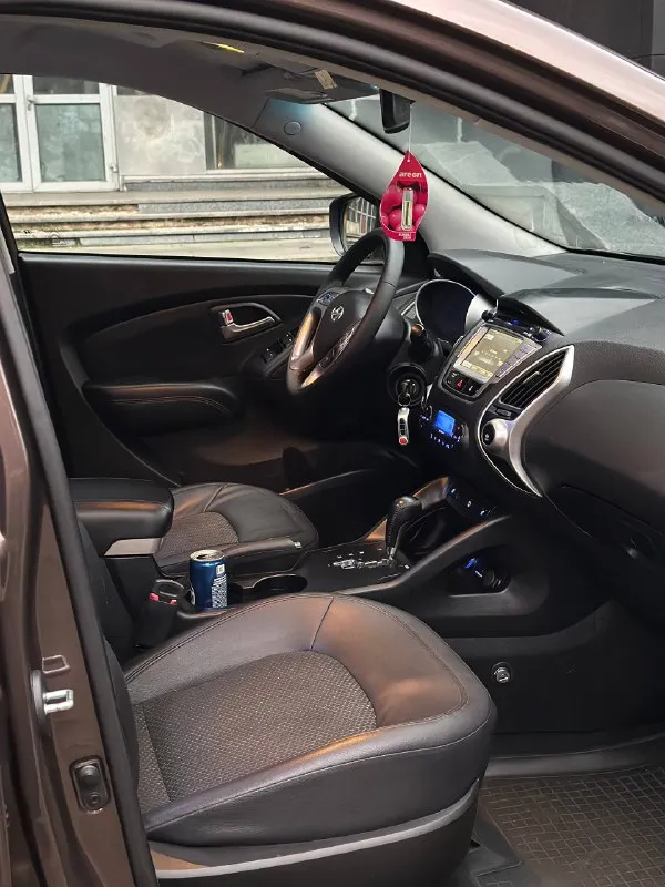 Город донецк - макеевка. цена - 1.285.000₽ телефон +7949-989-62-00 марка - hyundai ix35 год выпуска - 2013 коробка - автомат aisin 6ст самая надежная! привод - подключаемый 4wd рабочий! пробег - 219 тысяч км # - работает идеально без задиров! без каких либо звуков и шумов, как на холодную так и на горячую! коробка - автомат работает идеально, без пинков и рывков! автомобиль полностью обслужен! комплектации богатая - заводской большой монитор с навигацией и bluetooth. заводской самбуфер. полный электро пакет. авто свет. авто дождь. подогрев всех сидений. кожаный салон. кожаный мультруль. круиз контроль. заводские диски. авто запуск starline звоните в любое время, если не доступен звоните еще раз связь плохая! 📞 +7(949)9896200 📞 звоните: +7(949)9896200 - фотография - 8