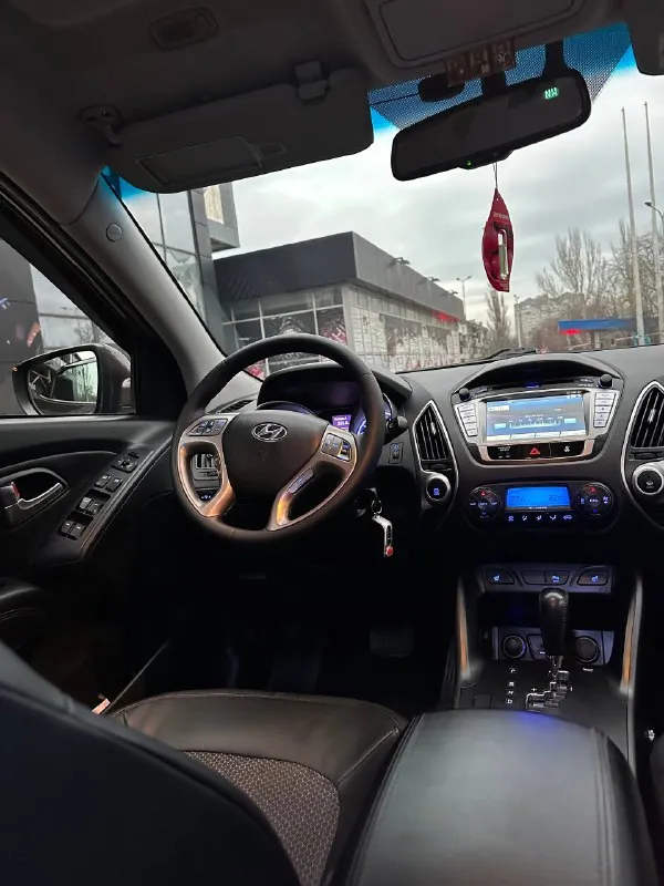 Город донецк - макеевка. цена - 1.285.000₽ телефон +7949-989-62-00 марка - hyundai ix35 год выпуска - 2013 коробка - автомат aisin 6ст самая надежная! привод - подключаемый 4wd рабочий! пробег - 219 тысяч км # - работает идеально без задиров! без каких либо звуков и шумов, как на холодную так и на горячую! коробка - автомат работает идеально, без пинков и рывков! автомобиль полностью обслужен! комплектации богатая - заводской большой монитор с навигацией и bluetooth. заводской самбуфер. полный электро пакет. авто свет. авто дождь. подогрев всех сидений. кожаный салон. кожаный мультруль. круиз контроль. заводские диски. авто запуск starline звоните в любое время, если не доступен звоните еще раз связь плохая! 📞 +7(949)9896200 📞 звоните: +7(949)9896200 - фотография - 9