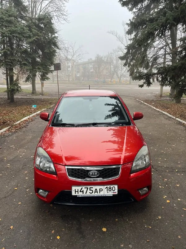 Продам kia rio ii год выпуска:2011 пробег, км:189 000 (оригинал) двигатель: 1.4 на механике, заводится с пол оборота, работает тихо, без каких-либо шумов, масло не ест от слова совсем. диски r14 (лето) + комплект зимы на штампах. автомобиль в идеальном техническом состоянии, полностью в заводском окрасе (есть небольшие косяки по лкп). днище, пороги целые, эур, 4 стеклоподъемника, сигнализация, кондиционер, по машине много всего было сделано для себя, не для продажи салон-чистый, ухоженный, не прокуренный. по электрике -делать ничего не нужно, каждая кнопка работает отличная магнитола с хорошими динамиками и усилителем. два комплекта ключей, полный пакет документов. гаражное хранение. осмотр макеевка. +7 (949) 306-71-41 цена: 700 000. 📲 tg: руслан 📞 звоните: +7(949)3067141 - фотография - 2