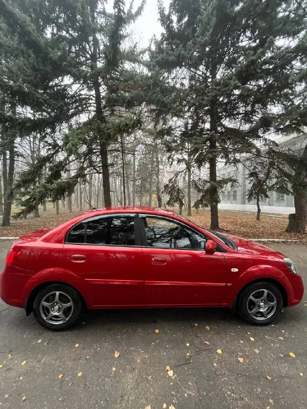 Продам kia rio ii год выпуска:2011 пробег, км:189 000 (оригинал) двигатель: 1.4 на механике, заводится с пол оборота, работает тихо, без каких-либо шумов, масло не ест от слова совсем. диски r14 (лето) + комплект зимы на штампах. автомобиль в идеальном техническом состоянии, полностью в заводском окрасе (есть небольшие косяки по лкп). днище, пороги целые, эур, 4 стеклоподъемника, сигнализация, кондиционер, по машине много всего было сделано для себя, не для продажи салон-чистый, ухоженный, не прокуренный. по электрике -делать ничего не нужно, каждая кнопка работает отличная магнитола с хорошими динамиками и усилителем. два комплекта ключей, полный пакет документов. гаражное хранение. осмотр макеевка. +7 (949) 306-71-41 цена: 700 000. 📲 tg: руслан 📞 звоните: +7(949)3067141 - фотография - 4