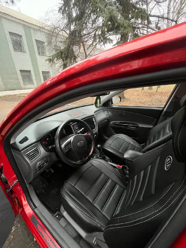 Продам kia rio ii год выпуска:2011 пробег, км:189 000 (оригинал) двигатель: 1.4 на механике, заводится с пол оборота, работает тихо, без каких-либо шумов, масло не ест от слова совсем. диски r14 (лето) + комплект зимы на штампах. автомобиль в идеальном техническом состоянии, полностью в заводском окрасе (есть небольшие косяки по лкп). днище, пороги целые, эур, 4 стеклоподъемника, сигнализация, кондиционер, по машине много всего было сделано для себя, не для продажи салон-чистый, ухоженный, не прокуренный. по электрике -делать ничего не нужно, каждая кнопка работает отличная магнитола с хорошими динамиками и усилителем. два комплекта ключей, полный пакет документов. гаражное хранение. осмотр макеевка. +7 (949) 306-71-41 цена: 700 000. 📲 tg: руслан 📞 звоните: +7(949)3067141 - фотография - 7