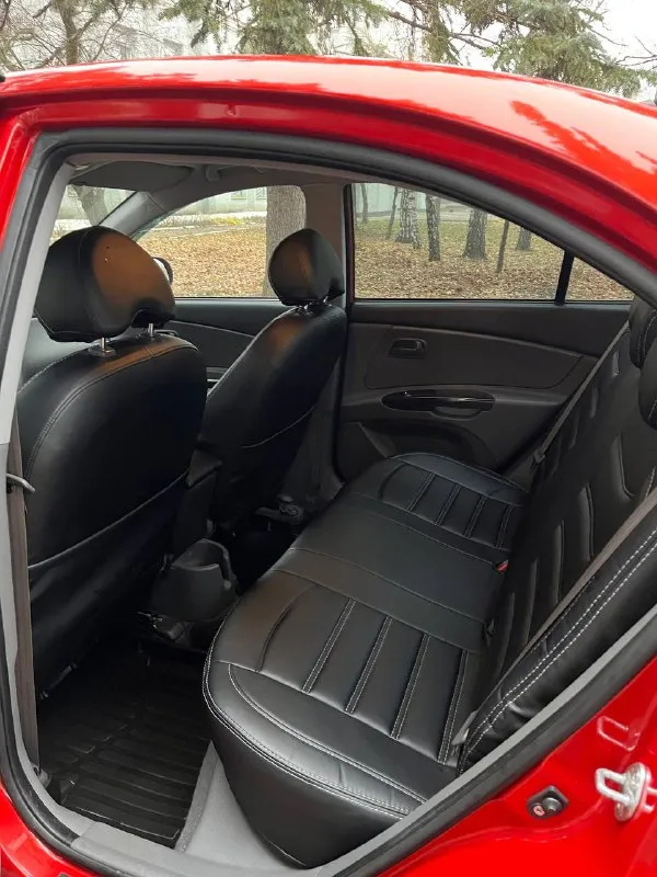 Продам kia rio ii год выпуска:2011 пробег, км:189 000 (оригинал) двигатель: 1.4 на механике, заводится с пол оборота, работает тихо, без каких-либо шумов, масло не ест от слова совсем. диски r14 (лето) + комплект зимы на штампах. автомобиль в идеальном техническом состоянии, полностью в заводском окрасе (есть небольшие косяки по лкп). днище, пороги целые, эур, 4 стеклоподъемника, сигнализация, кондиционер, по машине много всего было сделано для себя, не для продажи салон-чистый, ухоженный, не прокуренный. по электрике -делать ничего не нужно, каждая кнопка работает отличная магнитола с хорошими динамиками и усилителем. два комплекта ключей, полный пакет документов. гаражное хранение. осмотр макеевка. +7 (949) 306-71-41 цена: 700 000. 📲 tg: руслан 📞 звоните: +7(949)3067141 - фотография - 8