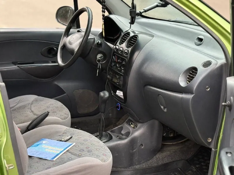 ❗❗❗ срочная продажа авто внимание коробка автомат в продаже ⚡⚡⚡daewo matiz⚡⚡⚡ машина в идеальном состоянии просто 💥💨💯 объем 0.8 кпп автомат полностью исправная ходовая авто без вложений в идеальном состоянии ни гнили ни ржи и без намёков на это авто 2005 года хорошая комплектация салон аккуратный и опрятный все что должно работать работает электростеклоподъемники обогрев заднего стекла хорошая магнитола гур кондиционер работает пробег 128.000 родной двигатель шепчет 🫀 звонить по номеру +79514997205 +79495608789 цена 355.000 в комплекте с зимней резиной город донецк хороший торг реальным покупателям полное переоформление в мрэо связь тг, ватсап +79495608789 +79514997205 📞 звоните: +7(949)5608789 - фотография - 9