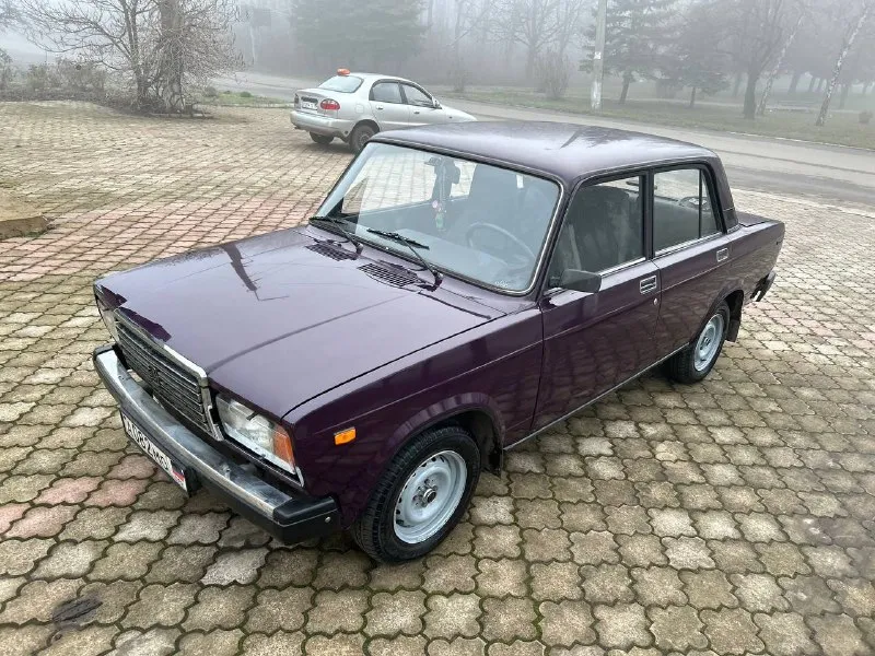 Срочно ‼️ продаю свою ваз 2107. год 2004 пробег 62 тысячи топливо ⛽️ бензин 1 хозяин с автосалона документы в полном порядке автомобиль в отличном состояние без вложений сел и поехал двигатель 1.6 работает тихо не троит не дымит масло не хавает. коробочка 5 ступка. включается без хрустов и вылетов. ходовая часть мячик не стучит не гремит мост не воет кузов в родном окрасе, не бита не крашена дно пороги все целое дно не варилось её родное как должно и быть стаканы лонжероны всё на месте автомобиль без дтп ✅ все заводские швы точки на месте ! салон чистый опрятный не прокуренный. резина r13 лето но хорошая ! в автомобиле стоит установлена аудио система приятно играет ! все остальные вопросы по телефону. цена:225к реальному покупателю торг у капота (возможен обмен с доплатой в обе стороны) связь со мной +7949-558-73-52 звонить в любое время. - фотография - 2