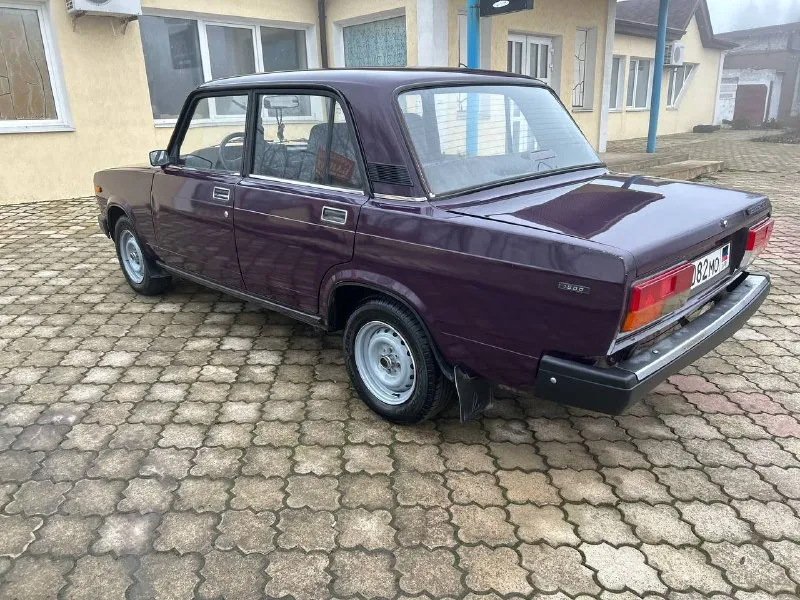 Срочно ‼️ продаю свою ваз 2107. год 2004 пробег 62 тысячи топливо ⛽️ бензин 1 хозяин с автосалона документы в полном порядке автомобиль в отличном состояние без вложений сел и поехал двигатель 1.6 работает тихо не троит не дымит масло не хавает. коробочка 5 ступка. включается без хрустов и вылетов. ходовая часть мячик не стучит не гремит мост не воет кузов в родном окрасе, не бита не крашена дно пороги все целое дно не варилось её родное как должно и быть стаканы лонжероны всё на месте автомобиль без дтп ✅ все заводские швы точки на месте ! салон чистый опрятный не прокуренный. резина r13 лето но хорошая ! в автомобиле стоит установлена аудио система приятно играет ! все остальные вопросы по телефону. цена:225к реальному покупателю торг у капота (возможен обмен с доплатой в обе стороны) связь со мной +7949-558-73-52 звонить в любое время. - фотография - 3