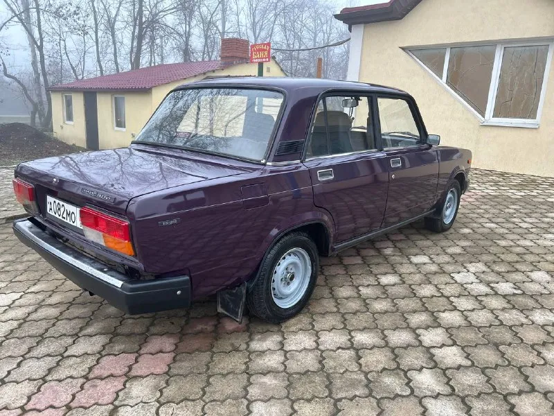 Срочно ‼️ продаю свою ваз 2107. год 2004 пробег 62 тысячи топливо ⛽️ бензин 1 хозяин с автосалона документы в полном порядке автомобиль в отличном состояние без вложений сел и поехал двигатель 1.6 работает тихо не троит не дымит масло не хавает. коробочка 5 ступка. включается без хрустов и вылетов. ходовая часть мячик не стучит не гремит мост не воет кузов в родном окрасе, не бита не крашена дно пороги все целое дно не варилось её родное как должно и быть стаканы лонжероны всё на месте автомобиль без дтп ✅ все заводские швы точки на месте ! салон чистый опрятный не прокуренный. резина r13 лето но хорошая ! в автомобиле стоит установлена аудио система приятно играет ! все остальные вопросы по телефону. цена:225к реальному покупателю торг у капота (возможен обмен с доплатой в обе стороны) связь со мной +7949-558-73-52 звонить в любое время. - фотография - 4