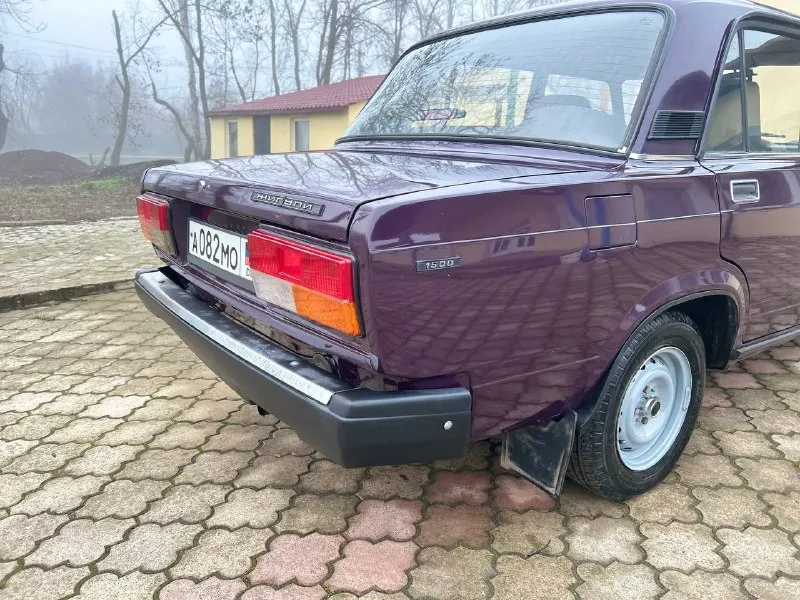 Срочно ‼️ продаю свою ваз 2107. год 2004 пробег 62 тысячи топливо ⛽️ бензин 1 хозяин с автосалона документы в полном порядке автомобиль в отличном состояние без вложений сел и поехал двигатель 1.6 работает тихо не троит не дымит масло не хавает. коробочка 5 ступка. включается без хрустов и вылетов. ходовая часть мячик не стучит не гремит мост не воет кузов в родном окрасе, не бита не крашена дно пороги все целое дно не варилось её родное как должно и быть стаканы лонжероны всё на месте автомобиль без дтп ✅ все заводские швы точки на месте ! салон чистый опрятный не прокуренный. резина r13 лето но хорошая ! в автомобиле стоит установлена аудио система приятно играет ! все остальные вопросы по телефону. цена:225к реальному покупателю торг у капота (возможен обмен с доплатой в обе стороны) связь со мной +7949-558-73-52 звонить в любое время. - фотография - 5