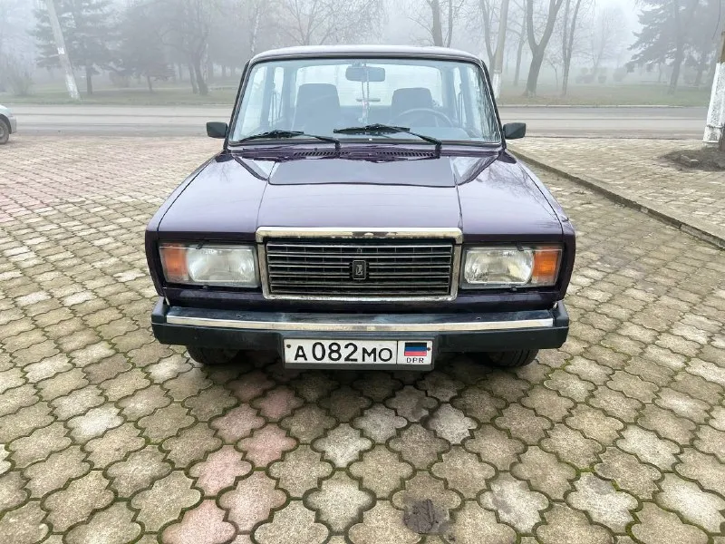 Срочно ‼️ продаю свою ваз 2107. год 2004 пробег 62 тысячи топливо ⛽️ бензин 1 хозяин с автосалона документы в полном порядке автомобиль в отличном состояние без вложений сел и поехал двигатель 1.6 работает тихо не троит не дымит масло не хавает. коробочка 5 ступка. включается без хрустов и вылетов. ходовая часть мячик не стучит не гремит мост не воет кузов в родном окрасе, не бита не крашена дно пороги все целое дно не варилось её родное как должно и быть стаканы лонжероны всё на месте автомобиль без дтп ✅ все заводские швы точки на месте ! салон чистый опрятный не прокуренный. резина r13 лето но хорошая ! в автомобиле стоит установлена аудио система приятно играет ! все остальные вопросы по телефону. цена:225к реальному покупателю торг у капота (возможен обмен с доплатой в обе стороны) связь со мной +7949-558-73-52 звонить в любое время. - фотография - 6