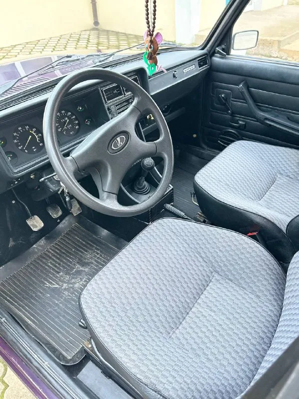 Срочно ‼️ продаю свою ваз 2107. год 2004 пробег 62 тысячи топливо ⛽️ бензин 1 хозяин с автосалона документы в полном порядке автомобиль в отличном состояние без вложений сел и поехал двигатель 1.6 работает тихо не троит не дымит масло не хавает. коробочка 5 ступка. включается без хрустов и вылетов. ходовая часть мячик не стучит не гремит мост не воет кузов в родном окрасе, не бита не крашена дно пороги все целое дно не варилось её родное как должно и быть стаканы лонжероны всё на месте автомобиль без дтп ✅ все заводские швы точки на месте ! салон чистый опрятный не прокуренный. резина r13 лето но хорошая ! в автомобиле стоит установлена аудио система приятно играет ! все остальные вопросы по телефону. цена:225к реальному покупателю торг у капота (возможен обмен с доплатой в обе стороны) связь со мной +7949-558-73-52 звонить в любое время. - фотография - 7