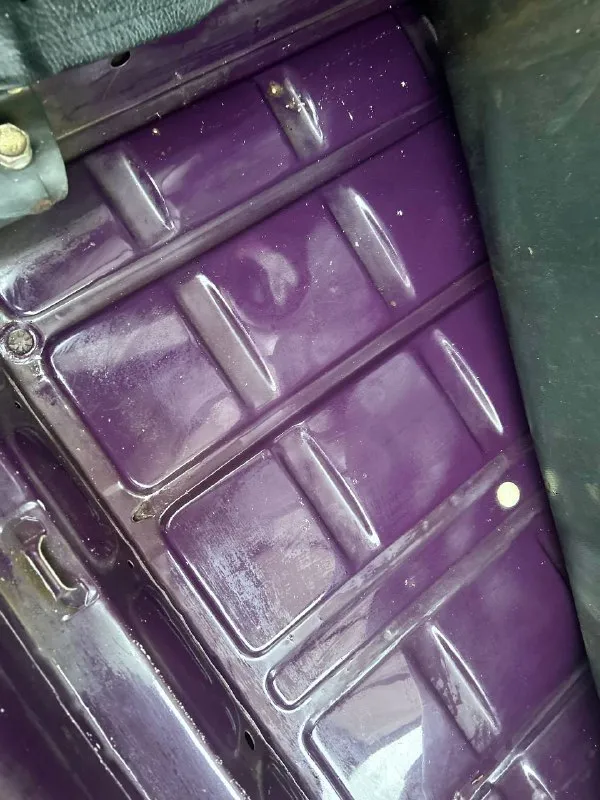 Срочно ‼️ продаю свою ваз 2107. год 2004 пробег 62 тысячи топливо ⛽️ бензин 1 хозяин с автосалона документы в полном порядке автомобиль в отличном состояние без вложений сел и поехал двигатель 1.6 работает тихо не троит не дымит масло не хавает. коробочка 5 ступка. включается без хрустов и вылетов. ходовая часть мячик не стучит не гремит мост не воет кузов в родном окрасе, не бита не крашена дно пороги все целое дно не варилось её родное как должно и быть стаканы лонжероны всё на месте автомобиль без дтп ✅ все заводские швы точки на месте ! салон чистый опрятный не прокуренный. резина r13 лето но хорошая ! в автомобиле стоит установлена аудио система приятно играет ! все остальные вопросы по телефону. цена:225к реальному покупателю торг у капота (возможен обмен с доплатой в обе стороны) связь со мной +7949-558-73-52 звонить в любое время. - фотография - 9