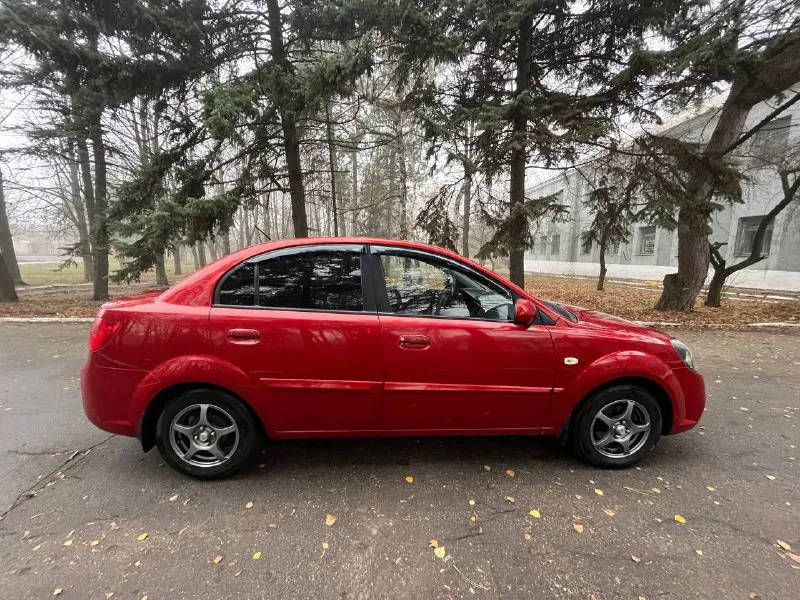 Продам kia rio ii год выпуска:2011 пробег, км:189 000 (оригинал) двигатель: 1.4 на механике, заводится с пол оборота, работает тихо, без каких-либо шумов, масло не ест от слова совсем. диски r14 (лето) + комплект зимы на штампах. автомобиль в идеальном техническом состоянии, полностью в заводском окрасе (есть небольшие косяки по лкп). днище, пороги целые, эур, 4 стеклоподъемника, сигнализация, кондиционер, по машине много всего было сделано для себя, не для продажи салон-чистый, ухоженный, не прокуренный. по электрике -делать ничего не нужно, каждая кнопка работает отличная магнитола с хорошими динамиками и усилителем. два комплекта ключей, полный пакет документов. гаражное хранение. осмотр макеевка. +7 (949) 306-71-41 цена: 700 000. - фотография - 3