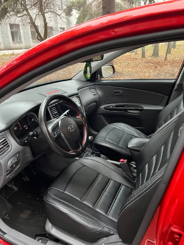 Продам kia rio ii год выпуска:2011 пробег, км:189 000 (оригинал) двигатель: 1.4 на механике, заводится с пол оборота, работает тихо, без каких-либо шумов, масло не ест от слова совсем. диски r14 (лето) + комплект зимы на штампах. автомобиль в идеальном техническом состоянии, полностью в заводском окрасе (есть небольшие косяки по лкп). днище, пороги целые, эур, 4 стеклоподъемника, сигнализация, кондиционер, по машине много всего было сделано для себя, не для продажи салон-чистый, ухоженный, не прокуренный. по электрике -делать ничего не нужно, каждая кнопка работает отличная магнитола с хорошими динамиками и усилителем. два комплекта ключей, полный пакет документов. гаражное хранение. осмотр макеевка. +7 (949) 306-71-41 цена: 700 000. - фотография - 5