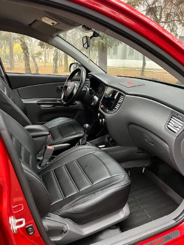 Продам kia rio ii год выпуска:2011 пробег, км:189 000 (оригинал) двигатель: 1.4 на механике, заводится с пол оборота, работает тихо, без каких-либо шумов, масло не ест от слова совсем. диски r14 (лето) + комплект зимы на штампах. автомобиль в идеальном техническом состоянии, полностью в заводском окрасе (есть небольшие косяки по лкп). днище, пороги целые, эур, 4 стеклоподъемника, сигнализация, кондиционер, по машине много всего было сделано для себя, не для продажи салон-чистый, ухоженный, не прокуренный. по электрике -делать ничего не нужно, каждая кнопка работает отличная магнитола с хорошими динамиками и усилителем. два комплекта ключей, полный пакет документов. гаражное хранение. осмотр макеевка. +7 (949) 306-71-41 цена: 700 000. - фотография - 7