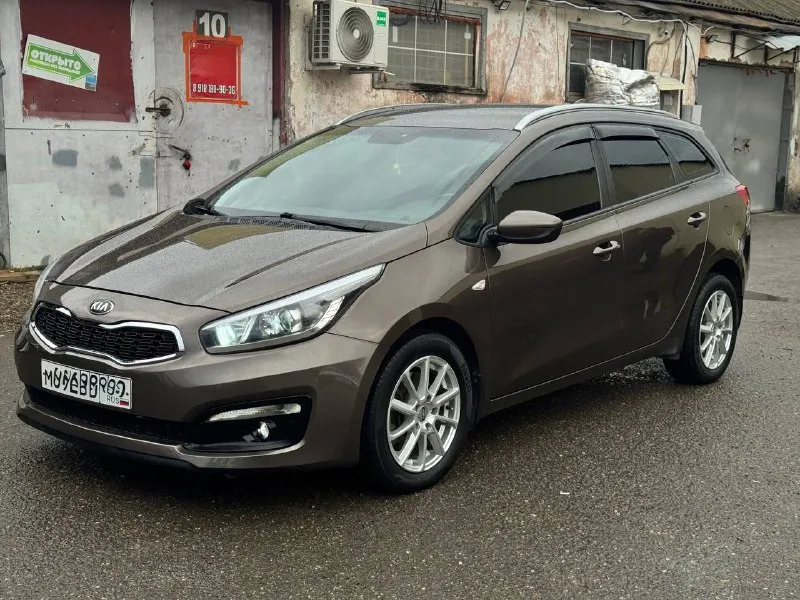 Продаю kia ceed универсал в отличном состоянии! год: 2017 мотор: 1.6 коробка: автомат пробег: 160.000 км автомобиль практически весь в заводском окрасе (крашено пару элементов, косметика) никаких сколов, царапин и прочего, выглядит просто отлично. технически автомобиль тоже в отличном состоянии. мотор, коробка без малейших нареканий мотор чувствует себя превосходно, не дымит, не троит, не кипит, работает идеально без посторонних шумов, вложений никаких не требует. по коробке также все отлично, переключается плавно. салон опрятный, не рванный, не протертый, за машиной следили. по электрике работает абсолютно каждая кнопочка, включая кондей, подогревы и т. д. 2 ключа автозапуск автомобиль неприхотливый, надёжный и комфортный. у кого остались какие либо вопросы звоните, буду рад на них ответить. готов к любым проверкам за ваш счёт цена: 1.300.000₽ макеевка +79494265700 +79064307686 - фотография - 2