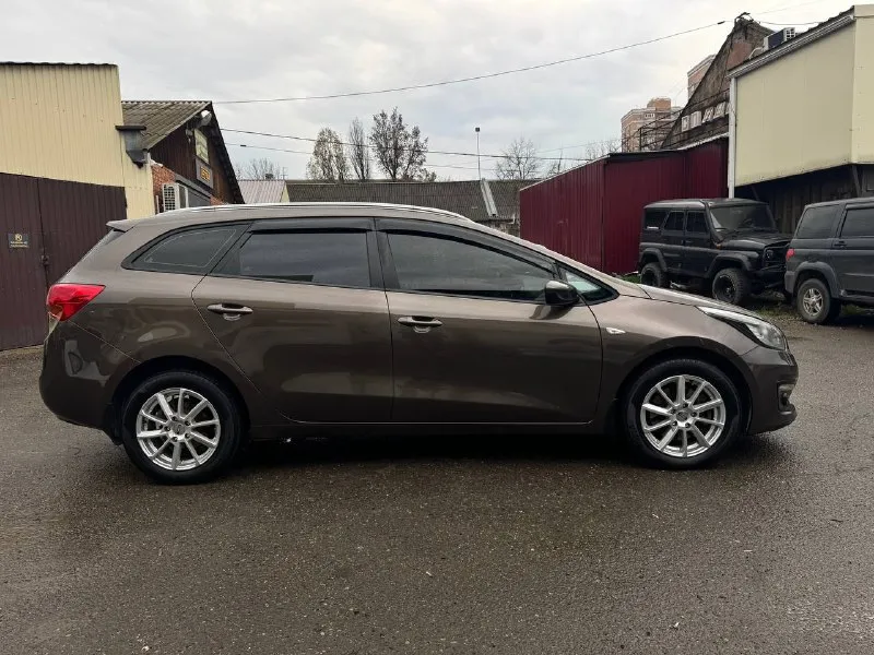 Продаю kia ceed универсал в отличном состоянии! год: 2017 мотор: 1.6 коробка: автомат пробег: 160.000 км автомобиль практически весь в заводском окрасе (крашено пару элементов, косметика) никаких сколов, царапин и прочего, выглядит просто отлично. технически автомобиль тоже в отличном состоянии. мотор, коробка без малейших нареканий мотор чувствует себя превосходно, не дымит, не троит, не кипит, работает идеально без посторонних шумов, вложений никаких не требует. по коробке также все отлично, переключается плавно. салон опрятный, не рванный, не протертый, за машиной следили. по электрике работает абсолютно каждая кнопочка, включая кондей, подогревы и т. д. 2 ключа автозапуск автомобиль неприхотливый, надёжный и комфортный. у кого остались какие либо вопросы звоните, буду рад на них ответить. готов к любым проверкам за ваш счёт цена: 1.300.000₽ макеевка +79494265700 +79064307686 - фотография - 4