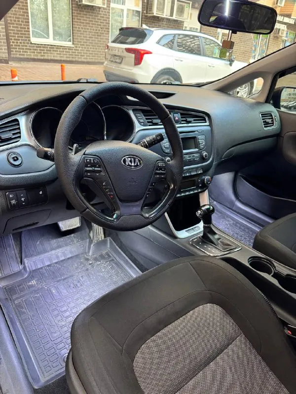 Продаю kia ceed универсал в отличном состоянии! год: 2017 мотор: 1.6 коробка: автомат пробег: 160.000 км автомобиль практически весь в заводском окрасе (крашено пару элементов, косметика) никаких сколов, царапин и прочего, выглядит просто отлично. технически автомобиль тоже в отличном состоянии. мотор, коробка без малейших нареканий мотор чувствует себя превосходно, не дымит, не троит, не кипит, работает идеально без посторонних шумов, вложений никаких не требует. по коробке также все отлично, переключается плавно. салон опрятный, не рванный, не протертый, за машиной следили. по электрике работает абсолютно каждая кнопочка, включая кондей, подогревы и т. д. 2 ключа автозапуск автомобиль неприхотливый, надёжный и комфортный. у кого остались какие либо вопросы звоните, буду рад на них ответить. готов к любым проверкам за ваш счёт цена: 1.300.000₽ макеевка +79494265700 +79064307686 - фотография - 9