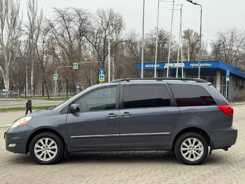 Продам тойота сиенна 2009 года, двигатель 3.5, автомобиль без подкрасов всё в идеальном состоянии, полная комплектация, один хозяин, машина ремонта не требует, кожаный салон мониторы по салону мотор без проблем масло не есть коробка переключает плавно все работает в машине проблем нету не каких все вопросы по телефону автомобиль не пригнан один хозяин сел и поехал. все остальные вопросы по номеру телефону, пишите звоните в любое время!! цена 1.620.000₽торг +7949-467-65-94 - фотография - 2