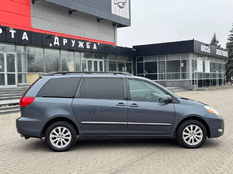 Продам тойота сиенна 2009 года, двигатель 3.5, автомобиль без подкрасов всё в идеальном состоянии, полная комплектация, один хозяин, машина ремонта не требует, кожаный салон мониторы по салону мотор без проблем масло не есть коробка переключает плавно все работает в машине проблем нету не каких все вопросы по телефону автомобиль не пригнан один хозяин сел и поехал. все остальные вопросы по номеру телефону, пишите звоните в любое время!! цена 1.620.000₽торг +7949-467-65-94 - фотография - 3