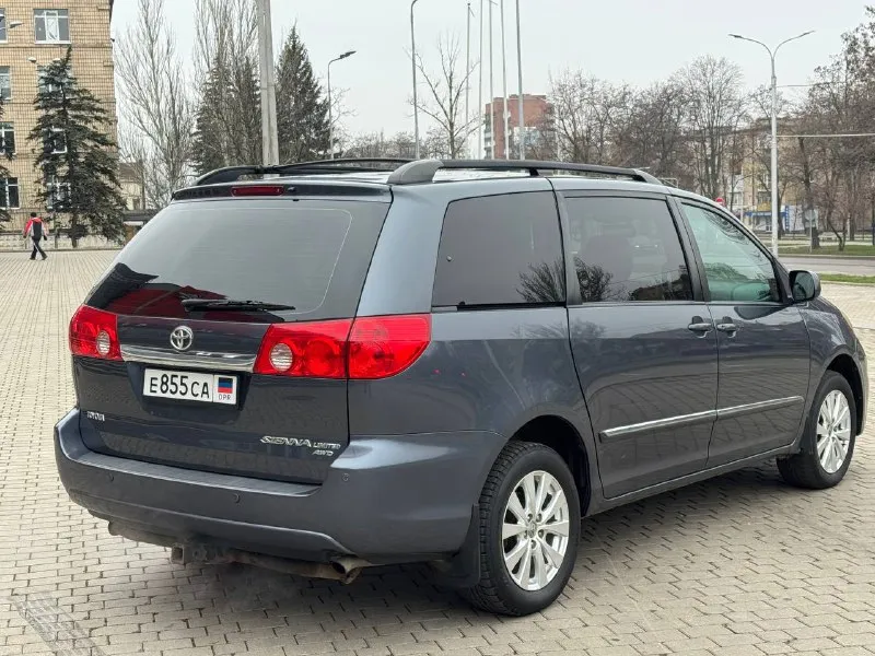 Продам тойота сиенна 2009 года, двигатель 3.5, автомобиль без подкрасов всё в идеальном состоянии, полная комплектация, один хозяин, машина ремонта не требует, кожаный салон мониторы по салону мотор без проблем масло не есть коробка переключает плавно все работает в машине проблем нету не каких все вопросы по телефону автомобиль не пригнан один хозяин сел и поехал. все остальные вопросы по номеру телефону, пишите звоните в любое время!! цена 1.620.000₽торг +7949-467-65-94 - фотография - 4