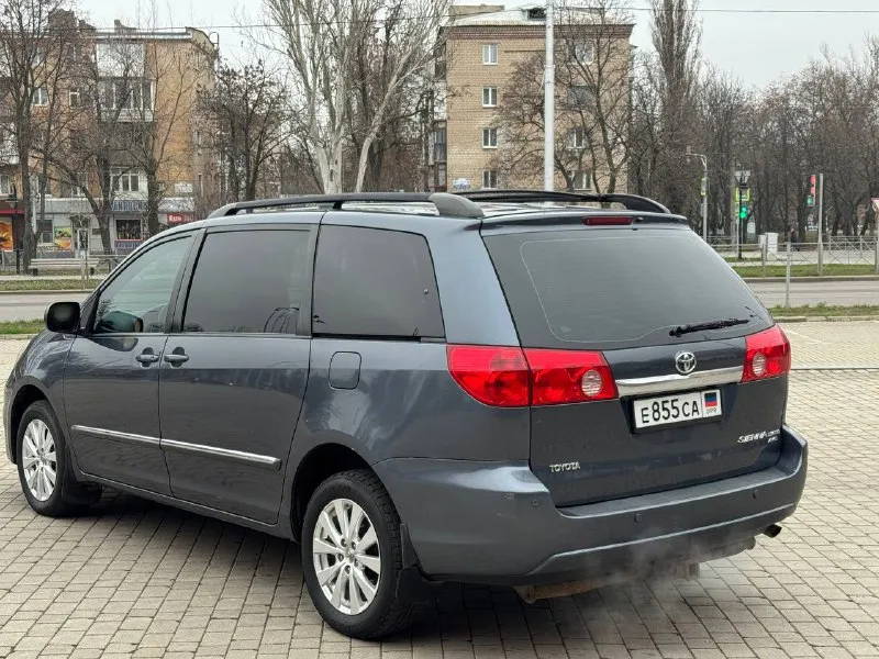 Продам тойота сиенна 2009 года, двигатель 3.5, автомобиль без подкрасов всё в идеальном состоянии, полная комплектация, один хозяин, машина ремонта не требует, кожаный салон мониторы по салону мотор без проблем масло не есть коробка переключает плавно все работает в машине проблем нету не каких все вопросы по телефону автомобиль не пригнан один хозяин сел и поехал. все остальные вопросы по номеру телефону, пишите звоните в любое время!! цена 1.620.000₽торг +7949-467-65-94 - фотография - 5