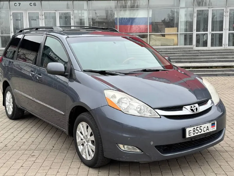 Продам тойота сиенна 2009 года, двигатель 3.5, автомобиль без подкрасов всё в идеальном состоянии, полная комплектация, один хозяин, машина ремонта не требует, кожаный салон мониторы по салону мотор без проблем масло не есть коробка переключает плавно все работает в машине проблем нету не каких все вопросы по телефону автомобиль не пригнан один хозяин сел и поехал. все остальные вопросы по номеру телефону, пишите звоните в любое время!! цена 1.620.000₽торг +7949-467-65-94 - фотография - 6