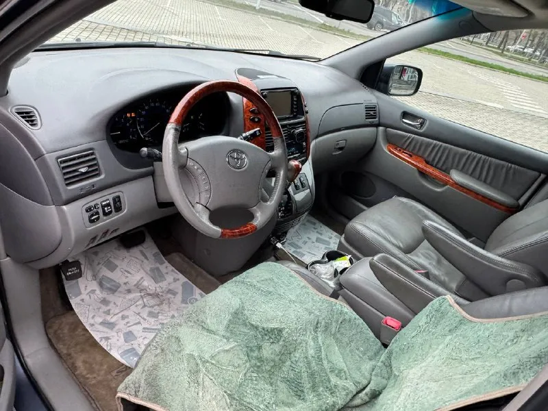 Продам тойота сиенна 2009 года, двигатель 3.5, автомобиль без подкрасов всё в идеальном состоянии, полная комплектация, один хозяин, машина ремонта не требует, кожаный салон мониторы по салону мотор без проблем масло не есть коробка переключает плавно все работает в машине проблем нету не каких все вопросы по телефону автомобиль не пригнан один хозяин сел и поехал. все остальные вопросы по номеру телефону, пишите звоните в любое время!! цена 1.620.000₽торг +7949-467-65-94 - фотография - 8