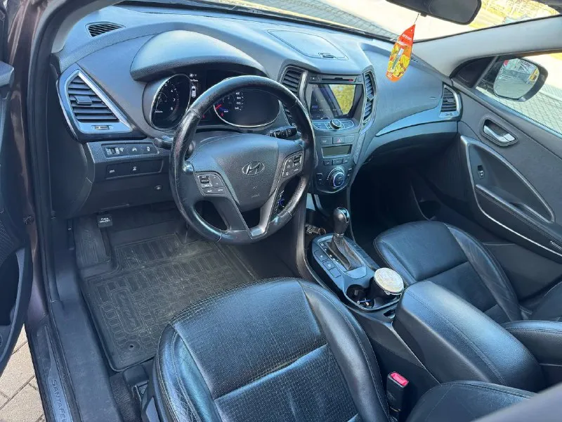 Продам hyundai santa fe, 2012 год 2.4 полный привод рабочи хорошая комплектация кожа климат старт стоп лед оптика камера заднего вида хорошая акустика партроники подогревый сидения 4штуки авто в отличном состоянии без вложений сель и поехал все остальные вопросы по телефону звоните в любое время!! +7949-467-65-94 цена 1.540.000₽ торг - фотография - 9