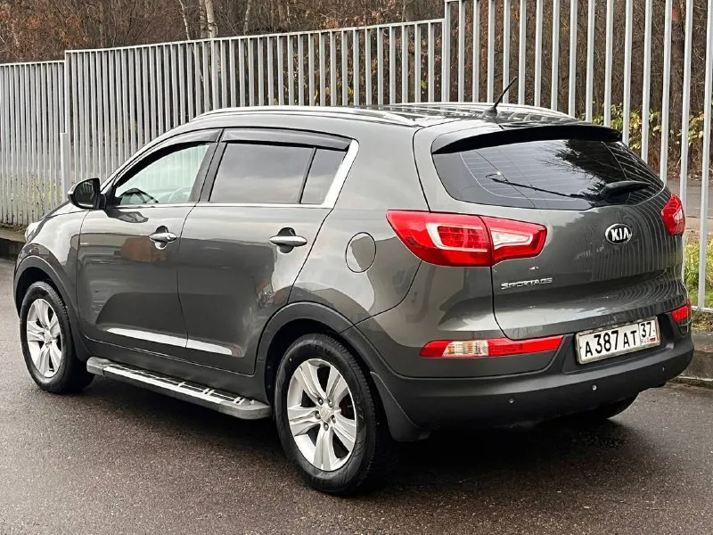 Продам kia sportage, 2013 год, автомат, 145 000 оригинального пробега, автомобиль с минимальными подкрасами (косметическими), все детали на автомобили оригинальные, технически автомобиль в отличном состояние, мотор 2 л, бензин ( без задир 100 %, смотрите 9 фото ), работает идеально как на холодную так и на горячую, автотека отличная ( номера не закрываю так как ничего скрывать ), автомат отрабатывает отлично без пинков и рывков, все стекло оригинал включая лобовое, автомобиль весь срок эксплуатации был в одной семье, регистрации подтверждает автотека ( эксплуатировался только по ивановской области ), автомобиль юридический чист, без залов, без штрафов и ограничений, готов к переоформлению, автомобиль на хорошей зимней резине, диски на r17, есть сервисная книжка, цена 1 470 000 готов торговаться у капота, донецк, +79493303716 покупайте авто у проверенных продавцов, смотрите мой профиль телеграм (+79493303716) 📞 +7(949)3303716 📲 tg: @avto_lider_dnr 📞 звоните: +7(949)3303716 - фотография - 4