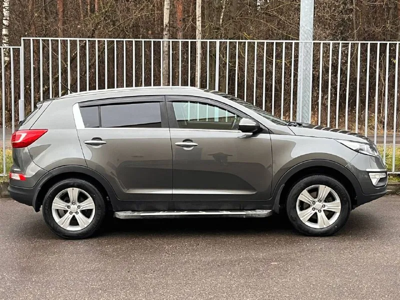 Продам kia sportage, 2013 год, автомат, 145 000 оригинального пробега, автомобиль с минимальными подкрасами (косметическими), все детали на автомобили оригинальные, технически автомобиль в отличном состояние, мотор 2 л, бензин ( без задир 100 %, смотрите 9 фото ), работает идеально как на холодную так и на горячую, автотека отличная ( номера не закрываю так как ничего скрывать ), автомат отрабатывает отлично без пинков и рывков, все стекло оригинал включая лобовое, автомобиль весь срок эксплуатации был в одной семье, регистрации подтверждает автотека ( эксплуатировался только по ивановской области ), автомобиль юридический чист, без залов, без штрафов и ограничений, готов к переоформлению, автомобиль на хорошей зимней резине, диски на r17, есть сервисная книжка, цена 1 470 000 готов торговаться у капота, донецк, +79493303716 покупайте авто у проверенных продавцов, смотрите мой профиль телеграм (+79493303716) 📞 +7(949)3303716 📲 tg: @avto_lider_dnr 📞 звоните: +7(949)3303716 - фотография - 5