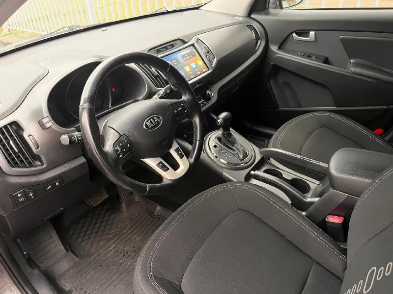Продам kia sportage, 2013 год, автомат, 145 000 оригинального пробега, автомобиль с минимальными подкрасами (косметическими), все детали на автомобили оригинальные, технически автомобиль в отличном состояние, мотор 2 л, бензин ( без задир 100 %, смотрите 9 фото ), работает идеально как на холодную так и на горячую, автотека отличная ( номера не закрываю так как ничего скрывать ), автомат отрабатывает отлично без пинков и рывков, все стекло оригинал включая лобовое, автомобиль весь срок эксплуатации был в одной семье, регистрации подтверждает автотека ( эксплуатировался только по ивановской области ), автомобиль юридический чист, без залов, без штрафов и ограничений, готов к переоформлению, автомобиль на хорошей зимней резине, диски на r17, есть сервисная книжка, цена 1 470 000 готов торговаться у капота, донецк, +79493303716 покупайте авто у проверенных продавцов, смотрите мой профиль телеграм (+79493303716) 📞 +7(949)3303716 📲 tg: @avto_lider_dnr 📞 звоните: +7(949)3303716 - фотография - 7